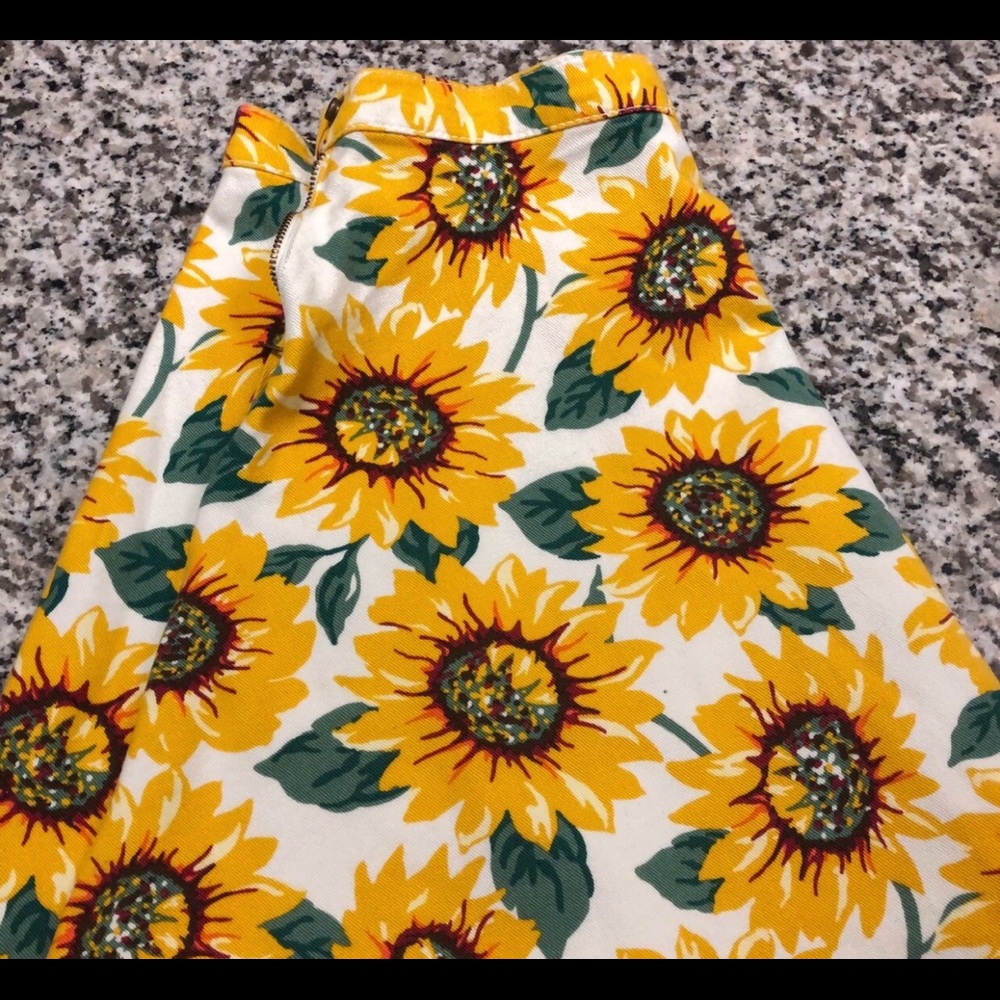 Super cute vintage high wasted sunflower skirt. ☀️